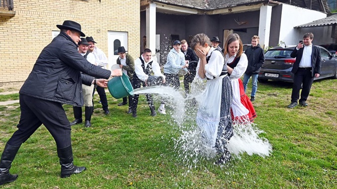 Uskrsno polijevanje djevojaka