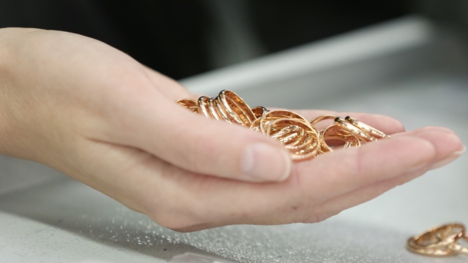 A,Lot,Of,Gold,Rings,On,The,Girl's,Palm